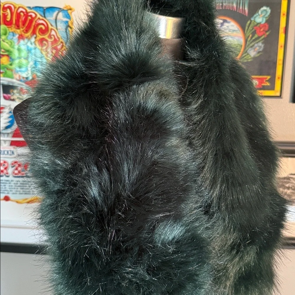 NWT Dikoaina Hunter Green Faux Fur Shawl Wrap